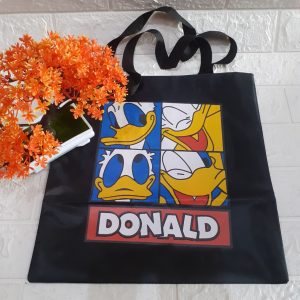 ini adalah Tote Donald Hitam, size: 40cm x 35cm, material: canvas, color: black, brand: Toteminimaliskalitidu, age_group: all ages, gender: female