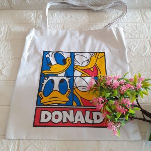 ini adalah Tote Donald Putih, size: 40cm x 35cm, material: canvas, color: white, brand: Toteminimaliskalitidu, age_group: all ages, gender: female