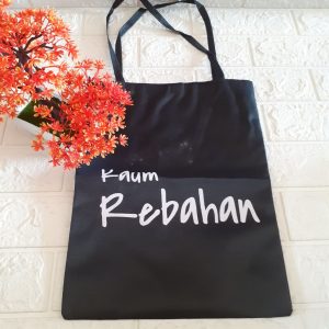 ini adalah Totebag Kaum, size: 40cm x 35cm, material: canvas, color: black, brand: Totekaumkalitidu, age_group: all ages, gender: female