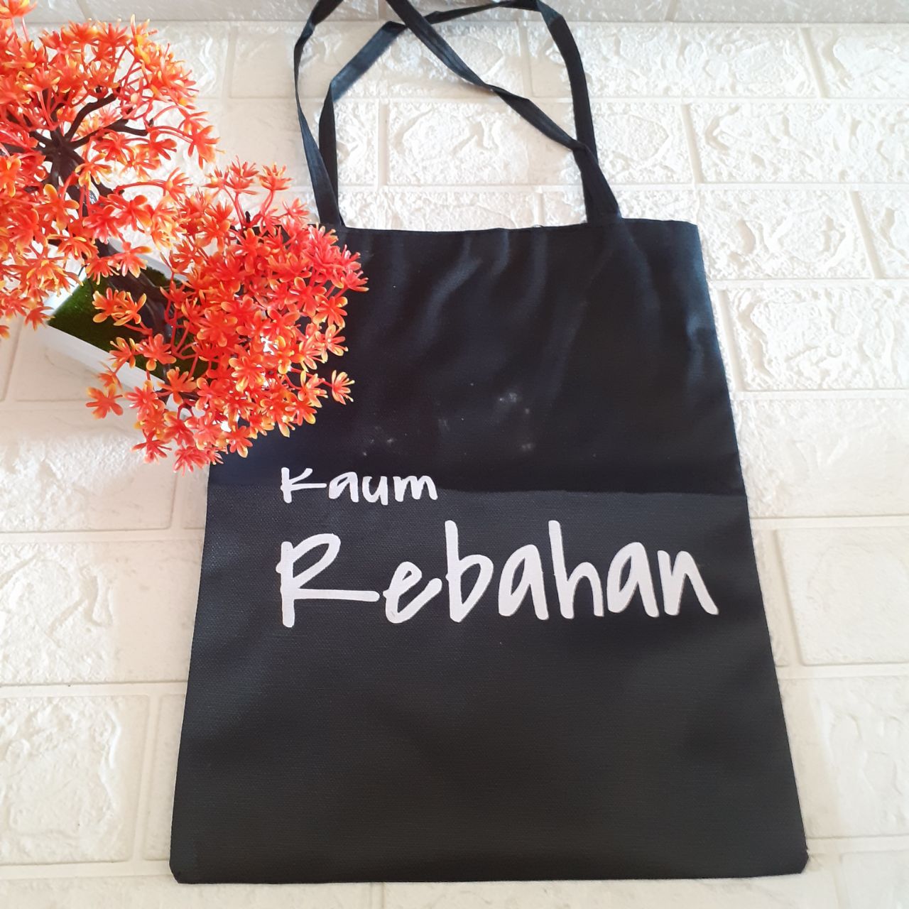 ini adalah Totebag Kaum, size: 40cm x 35cm, material: canvas, color: black, brand: Totekaumkalitidu, age_group: all ages, gender: female
