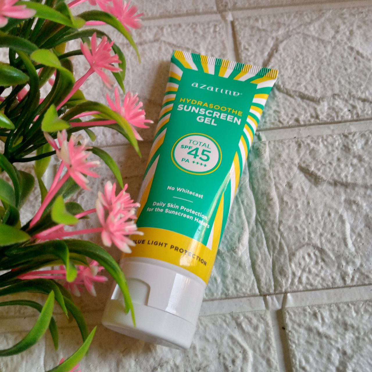 ini adalah Azarine Sunscreen Gel SPF45, brand: azarine, age_group: all ages, gender: female