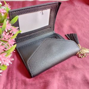 ini adalah Dompet Mini V Hitam, size: 11 cm x 9 cm, material: sintetis, color: black, brand: Dompetkalitidu, age_group: all ages, gender: female