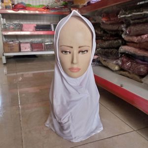 ini adalah Jilbab Sport Putih, size: 23cmx54cm, material: jersey, color: white, brand: Jilbabsportkalitidu, age_group: all ages, gender: female