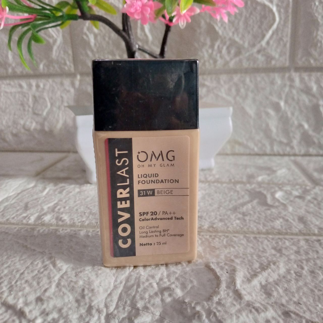ini adalah OMG Liquid Foundation Beige, brand: Oh My Glam, age_group: all ages, gender: female