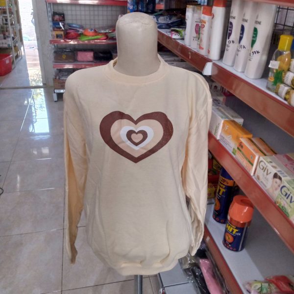 ini adalah Sweater Love Cream, size: LD 90cm, Panjang 60cm, material: Fleece, color: cream, brand: Jaketkalitidu, age_group: all ages, gender: unisex