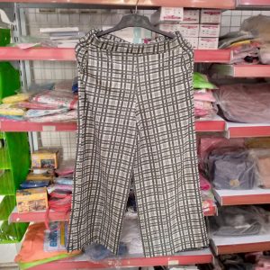 ini adalah Kulot Doty Kotak Putih, size: Panjang 90cm, material: scuba, color: white, brand: Kulotdotykalitidu, age_group: all ages, gender: female