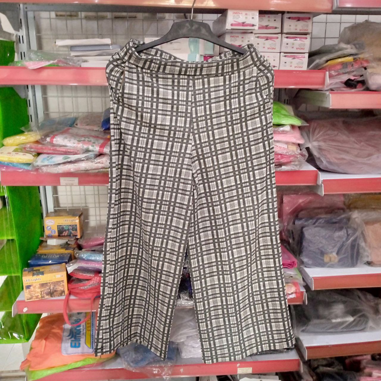 ini adalah Kulot Doty Kotak Putih, size: Panjang 90cm, material: scuba, color: white, brand: Kulotdotykalitidu, age_group: all ages, gender: female