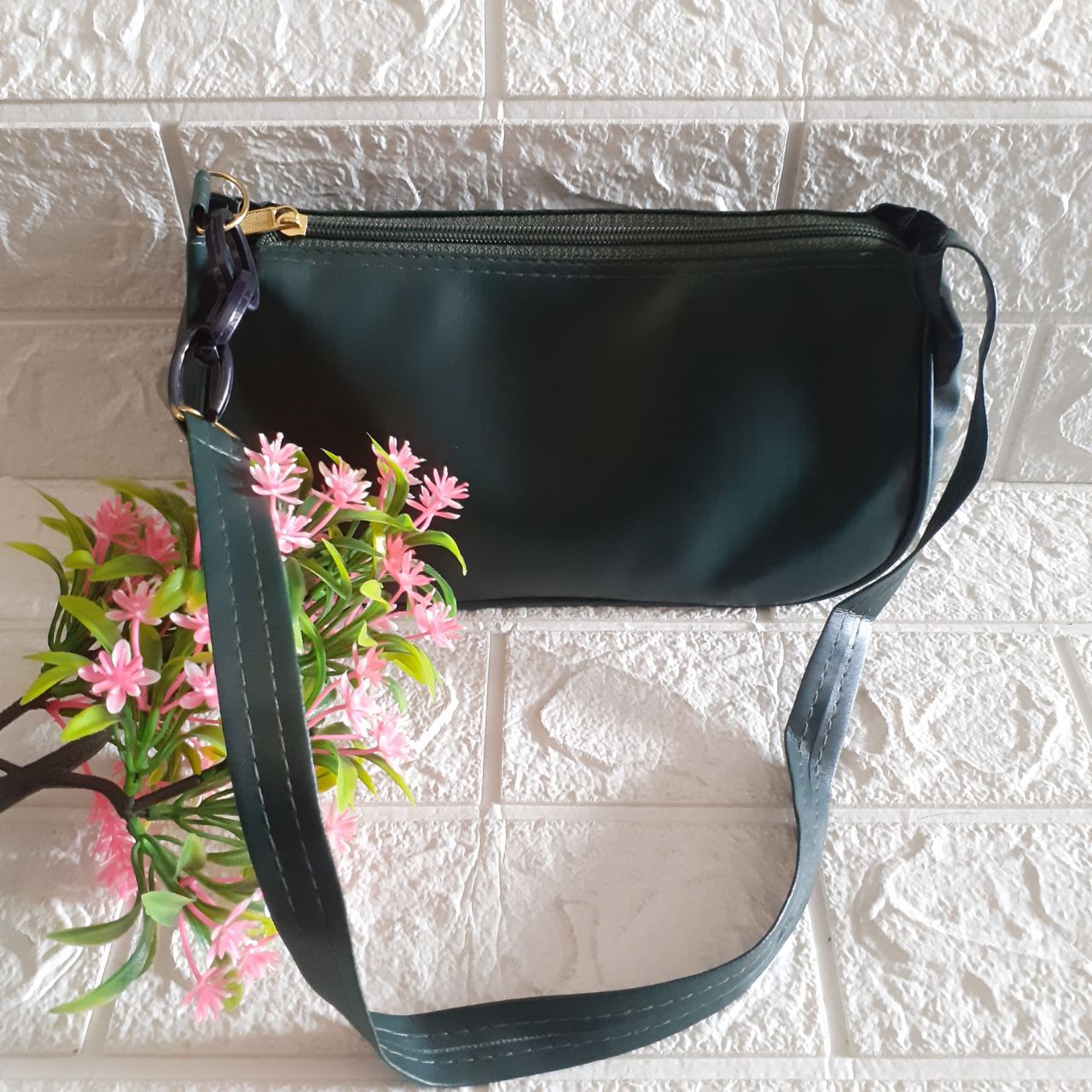 ini adalah Tas Gogon Hijau, size: 23cmx14cm, material: synthetic, color: green, brand: Tasgogonkalitidu, age_group: all ages, gender: female