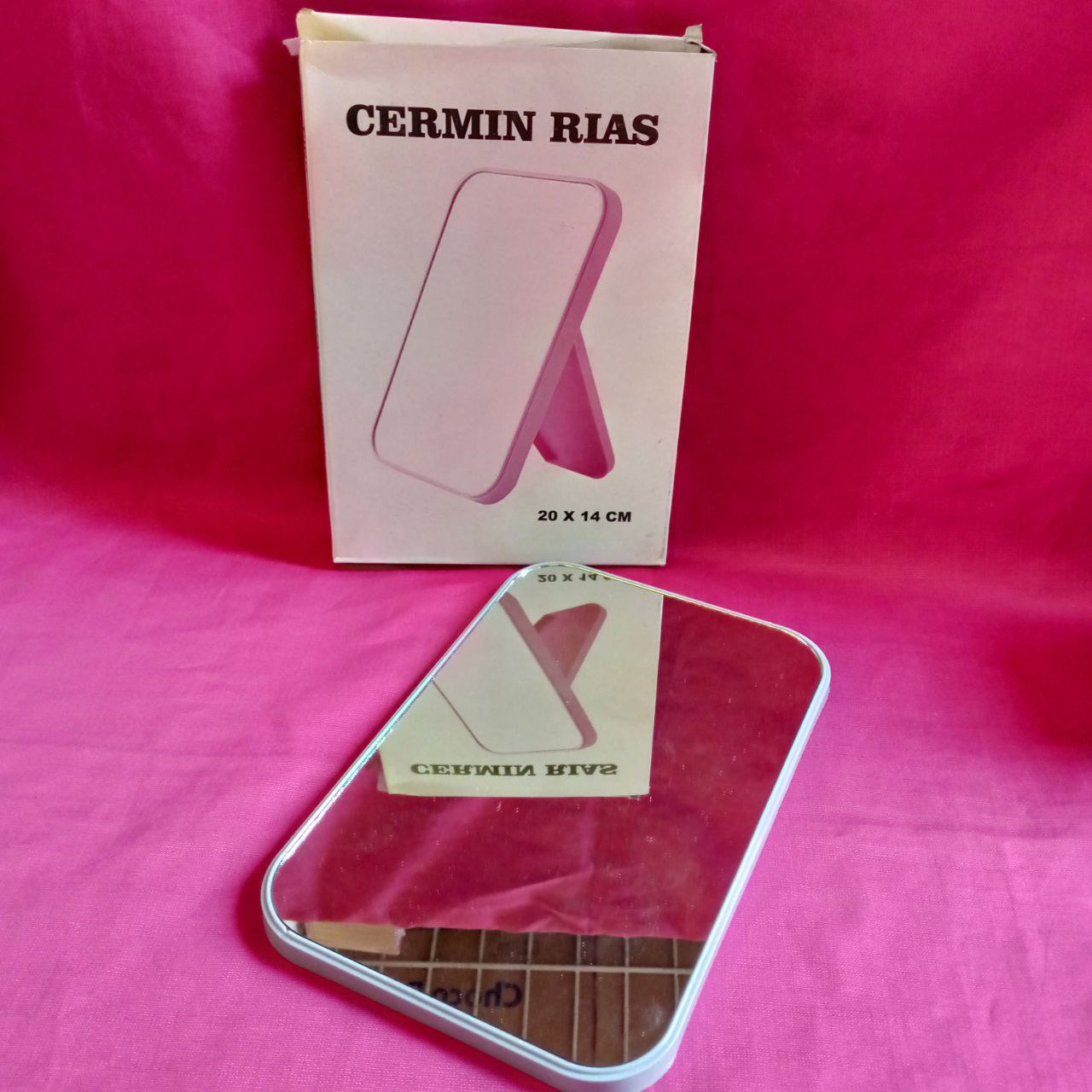 ini adalah Cermin Rias, material: glass, color: blue, brand: Cerminriaskalitidu, age_group: adult