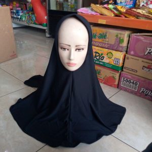 ini adalah Jilbab Sport Jumbo Hitam, size: 69cmx80cm, material: jersey, color: hitam, brand: Jilbabsportkalitidu, age_group: adult, gender: female