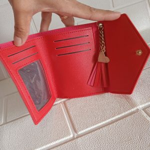 ini adalah Dompet Mini V Merah, size: 11 cm x 9 cm, material: synthetic, color: red, brand: Dompetkalitidu, age_group: adult, gender: female