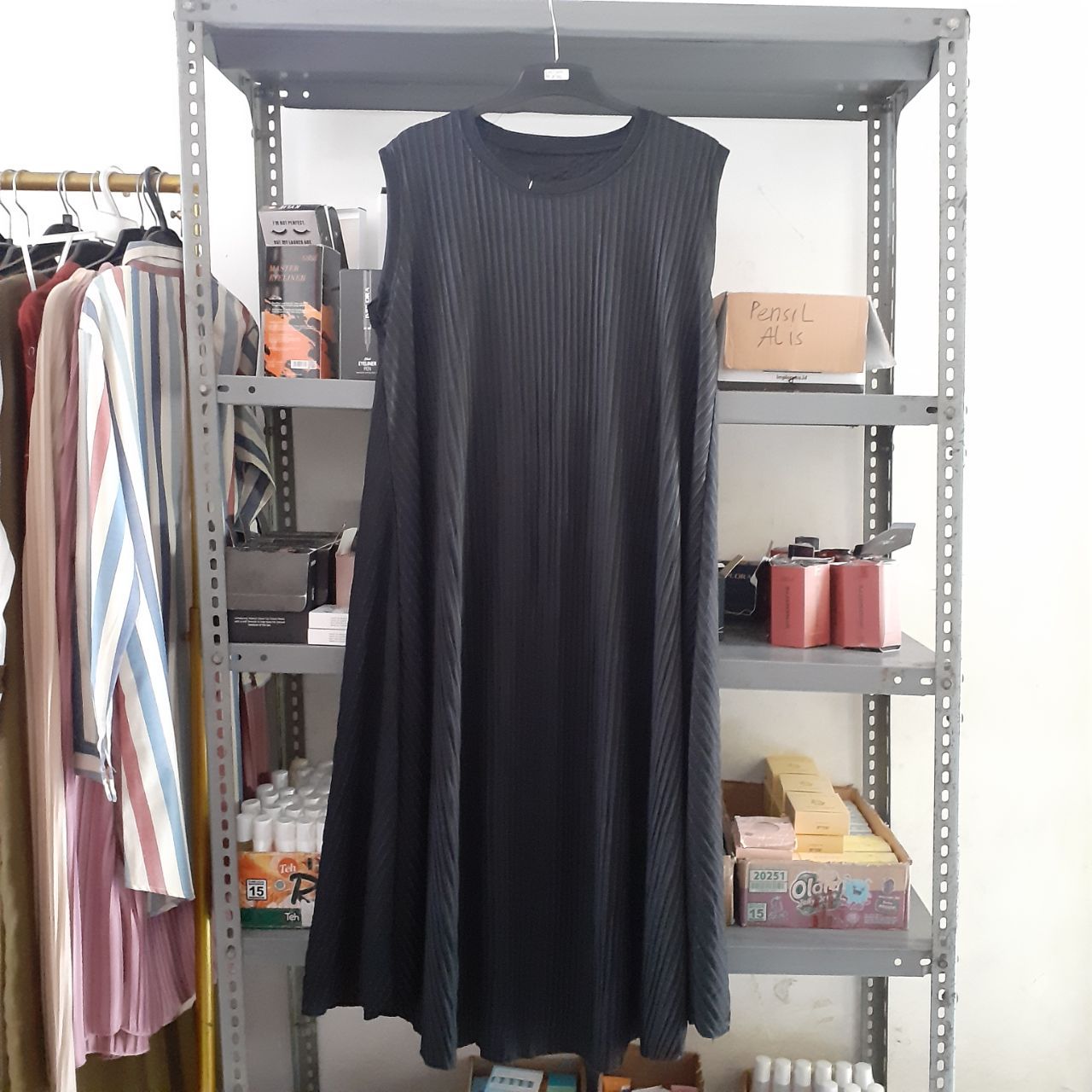 ini adalah Outer Plisket Long Hitam, size: LD 122cm, material: jersey, color: black, brand: outerlongcardy, age_group: adult, gender: female
