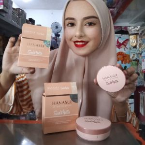 Ini adalah Hanasui Cushion Soulmatte 102 brand: Hanasui, age_group: all ages, gender: female, capacity: 15ml, ingredients: Aqua,Titanium Dioxide,Cyclohexasiloxane,Diphenylsiloxy Phenyl Trimethicone,Trimethylsiloxysilicate,Ethylhexyl Methoxycinnamate,Niacinamide,Glycerin,Butylene Glycol,Pentylene Glycol,Caprylic/Capric Triglyceride,Dicaprylyl Carbonate,Lauryl PEG-9 Polydimethylsiloxyethyl Dimethicone,Phenyl Trimethicone,Polymethylsilsesquioxane,PEG-10 Dimethicone,Vinyl Dimethicone/Methicone Slisesquioxane Crosspolymer,Magnesium Sulfate,Phenoxyethanol,Aluminum Hydroxide,Neopentyl Glycol Dineptanoate,Polyhydroxystearic Acid. Triethoxycaprylylsilane,Isododecane Dimethicone/Vinyl Dimethicone Crosspolymer,BHT,Sodium Dehydroacetate,Triethylena Glycol,Sodium Hyaluronate,Stearic Acid,Fragrance,Tocopheryl Acetate,Disteardimonium Hectorite,Disodium EDTA,Propylene Carbonate,Alumina,Dimethicone,Synthetic Fluorphlogopite,Pisum Sativum (Pea) Extract,1,2-Hexanediol,Chenopodium Quinca Seed Extract,Hyaluronic Acid,Hydrolyzed Hyaluronic Acid,Hydrolyzed Sodium Hyaluronate,Hydroxypropyltrimonium Hyaluronate,Potassium Hyaluronate,Sodium Acetylated Hyaluronate,Sodium Hyaluronate Crosspolymer,Carbomer,Polysorbate 20,Palmitoyl Tripeptide-1,Palmitoyl Tetrapeptide-7,