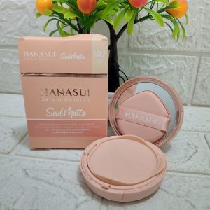 Ini adalah Hanasui Cushion Soulmatte 107 brand: Hanasui, age_group: all ages, gender: female, capacity: 15ml, ingredients: Aqua,Titanium Dioxide,Cyclohexasiloxane,Diphenylsiloxy Phenyl Trimethicone,Trimethylsiloxysilicate,Ethylhexyl Methoxycinnamate,Niacinamide,Glycerin,Butylene Glycol,Pentylene Glycol,Caprylic/Capric Triglyceride,Dicaprylyl Carbonate,Lauryl PEG-9 Polydimethylsiloxyethyl Dimethicone,Phenyl Trimethicone,Polymethylsilsesquioxane,PEG-10 Dimethicone,Vinyl Dimethicone/Methicone Slisesquioxane Crosspolymer,Magnesium Sulfate,Phenoxyethanol,Aluminum Hydroxide,Neopentyl Glycol Dineptanoate,Polyhydroxystearic Acid. Triethoxycaprylylsilane,Isododecane Dimethicone/Vinyl Dimethicone Crosspolymer,BHT,Sodium Dehydroacetate,Triethylena Glycol,Sodium Hyaluronate,Stearic Acid,Fragrance,Tocopheryl Acetate,Disteardimonium Hectorite,Disodium EDTA,Propylene Carbonate,Alumina,Dimethicone,Synthetic Fluorphlogopite,Pisum Sativum (Pea) Extract,1,2-Hexanediol,Chenopodium Quinca Seed Extract,Hyaluronic Acid,Hydrolyzed Hyaluronic Acid,Hydrolyzed Sodium Hyaluronate,Hydroxypropyltrimonium Hyaluronate,Potassium Hyaluronate,Sodium Acetylated Hyaluronate,Sodium Hyaluronate Crosspolymer,Carbomer,Polysorbate 20,Palmitoyl Tripeptide-1,Palmitoyl Tetrapeptide-7,