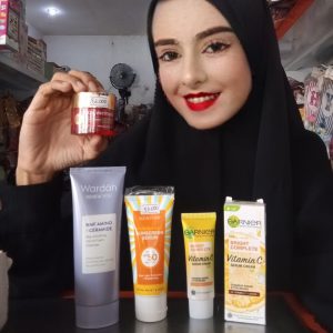 Ini adalah Elcy Day Cream brand: Elcy, age_group: all ages, gender: female, capacity: 0.35 oz, ingredients: Aqua, Ceteryl Alcohol, Glycerin, Titnium Dioxida, Ceteareth-20, Alpha-Arbutin, Parfum, Phenoxyethanol, ci 77492,